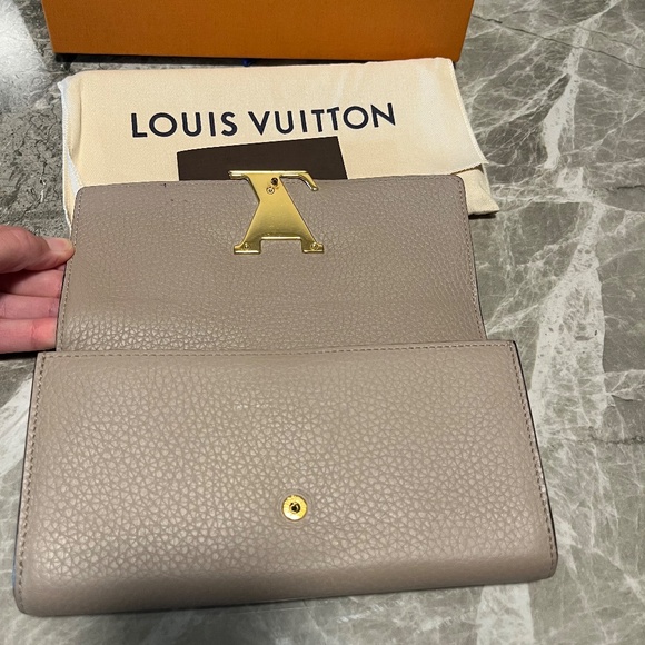 Louis Vuitton Capucines Leather Wallet in Pebble - Picture 3 of 5